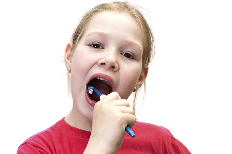 Barn børster tænder