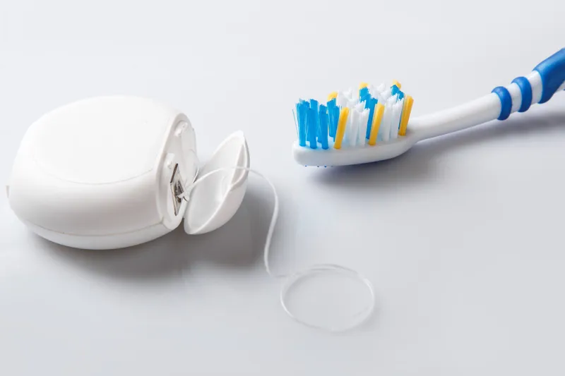 Tandtråd og tandbørste